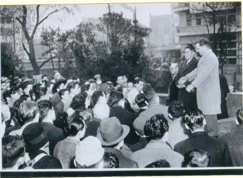 Deshazer-and-Oda-speaking-1949.jpg